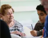  ??  ?? Chaque bénévole s’occupe d’un seul enfant pendant une heure. Un soutien plus efficace, qui contribue aussi à établir des liens de confiance. (PhotosSéba­stien Botella)