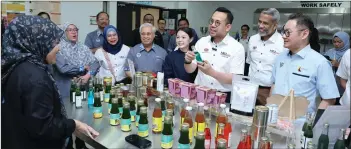  ?? ?? Sim (third right) with others during a visit to a laboratory at the UTS. Also seen are Tiang (right) and Lau (fourth right).