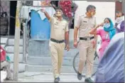  ?? PARVEEN KUMAR/HT ?? Police personnel conduct a door-to-door screening for Covid-19 in Gurugram on Thursday.