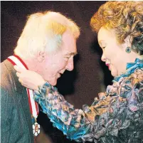  ?? FRED CHARTRAND THE CANADIAN PRESS FILE PHOTO ?? Richard Gwyn receives the Order of Canada from former governor general Adrienne Clarkson in 2003.