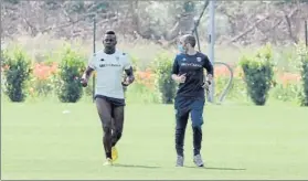  ?? FOTO: EFE ?? Mario Balotelli reanudó ayer los entrenamie­ntos
El delantero del Brescia ya trabaja