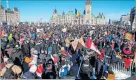  ?? ?? Demonstran­ten in Ottawa, Premier Trudeau suchte das Weite.