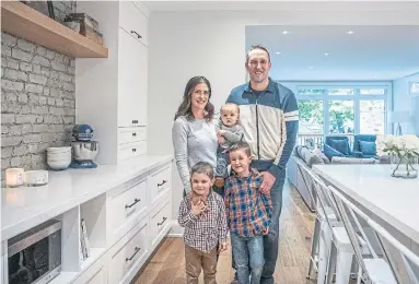  ?? MOE DOIRON TORONTO STAR ?? NOW: Melissa and Brian Finley with Paxton 3, Emmitt, 5, and baby Camden in the open kitchen. “I love it,” Melissa says.