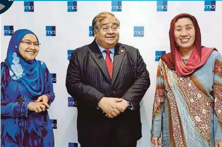  ?? PIC BY FARIZ ISWADI ISMAIL ?? Malaysian Institute of Accountant­s (MIA) president Datuk Mohammad Faiz Azmi (centre) with MIA chief executive officer Dr Nurmazilah Mahzan (left) and Malaysia Profession­al Accountanc­y Centre chairman Datuk Zaiton Mohd Hassan.