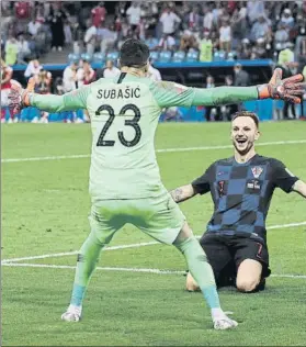  ?? FOTO: GYI ?? Subasic y Rakitic, otra vez decisivos en la tanda Celebran el pase a semis en la tanda