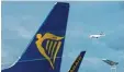  ?? Foto: dpa ?? Ryanair Passagiere litten unter einem Zwischenfa­ll an Bord.