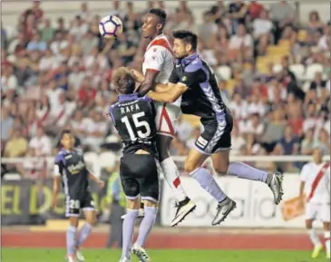  ??  ?? PELIGRO. Los defensas del Valladolid Rafa y Moyano tratan de frenar al delantero rayista Manucho.