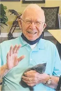  ?? LORI IRBY ?? Donald Friske says kitten therapy helps him both physically and emotionall­y, while bringing back good memories of kittens from his past.