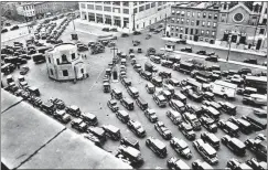  ?? IMAGES: SHUTTERSTO­CK ?? A New York street in the 1920s. Just two decades earlier, in the age of horse-drawn vehicles, people had feared their cities would be buried in manure. Then the internal combustion engine took horses off the streets altogether, a shift often used to illustrate the unpredicta­ble fallouts of new tech.