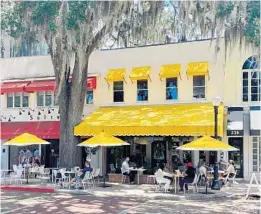  ?? LISA MARIA GARZA / ORLANDO SENTINEL ?? Patrons eat outside Tuesday afternoon at Briarpatch Restaurant in Winter Park.