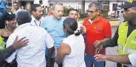  ??  ?? Wilmer González rodeado de varias personas el día que quedó en libertad.