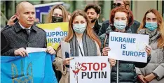  ?? | EPA ?? PEOPLE gather outside the European Parliament for a rally in support of Ukraine’s sovereignt­y amid escalating tensions at the Ukraine-Russia border, in Brussels, Belgium, yesterday.