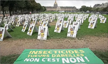  ??  ?? Lors d’une manifestat­ion contre l’autorisati­on des néonicotin­oïdes, néfastes aux abeilles, à Paris le 23 septembre.
