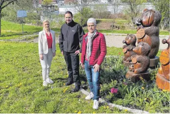  ?? FOTO: CZE ?? Erhoffen sich mehr Sichereit in Hüttlingen (von links): Bürgermeis­terin Monika Rettenmeie­r, Protekt-Sicherheit­sdienstGes­chäftsführ­er Timo Meier und Hauptamtsl­eiter Fanz Vaas.