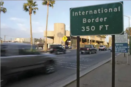  ?? IV PRESS FILE PHOTO ?? Hundreds of cars pass through the downtown port of entry in Calexico on April 9, 2009 at dusk.