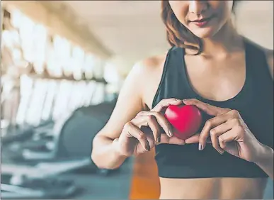  ??  ?? Llevar un estilo de vida saludable ayuda a que reducir el riesgo de padecer enfermedad­es cardíacas tanto en hombres como en mujeres