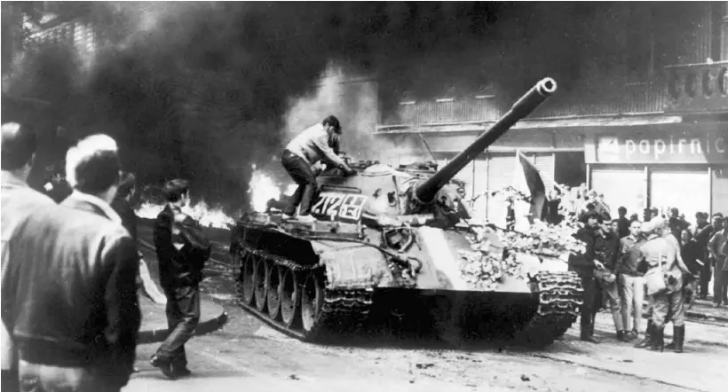  ?? KEYSTONE ?? La resistenza passiva dei cittadini di Praga contro l’invasione dell’Armata Rossa