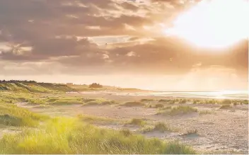  ?? FOTO: FÖHR TOURISMUS ?? Morgenstim­mung am Strand von Nieblum auf der nordfriesi­schen Insel Föhr.