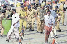  ??  ?? The protests were by devotees and, according to the state government, opposition parties that were ensuring that women between the ages of 10 and 50 do not enter the temple