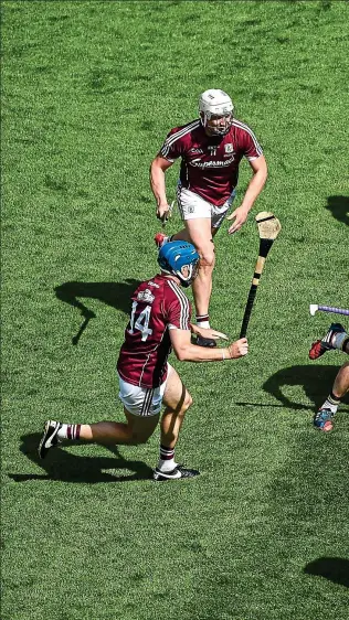  ?? SPORTSFILE ?? Under pressure: Kilkenny’s Conor Fogarty is surrounded by Galway’s Conor Cooney, Joe Canning, Conor Whelan, and Johnny Coen (main) during the drawn Leinster SHC final at Croke Park; TJ Reid (left) scores the equalising point
