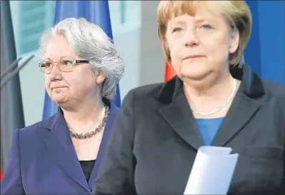  ?? TOBIAS SCHWARZ / REUTERS ?? La ministra va comparèixe­r ahir amb Merkel, de qui és una de les col·laboradore­s més íntimes