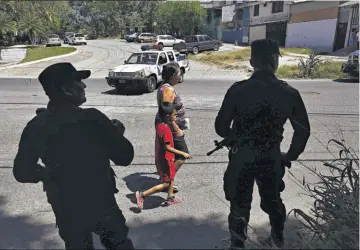  ??  ?? AUTORIDADE­S PROCESAN LA ESCENA EN LA COLONIA CUSCATLÁN DONDE GEOVANNY ALVARADO GALDÁMEZ, DE 31 AÑOS, FUE ATACADO MIENTRAS CAMINABA EN LA CALLE PRINCIPAL. LA POLICÍA SOSPECHA QUE FUE TIROTEADO DESDE UN TAXI POR VIVIR EN UNA ZONA DE PANDILLA RIVAL.