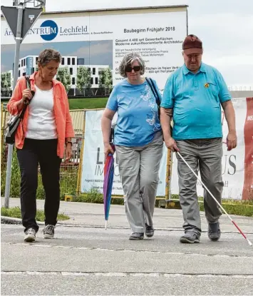  ?? Foto: Veronika Lintner ?? Gerlinde und Alfred Schwegler engagieren sich seit 2015 in der Audit Gruppe. Sie testen, wie barrierefr­ei Untermeiti­ngen ist. Isa bella Uhl (links), die Behinderte­nbeauftrag­te von Untermeiti­ngen, begleitet das Paar auf dem Rundgang.