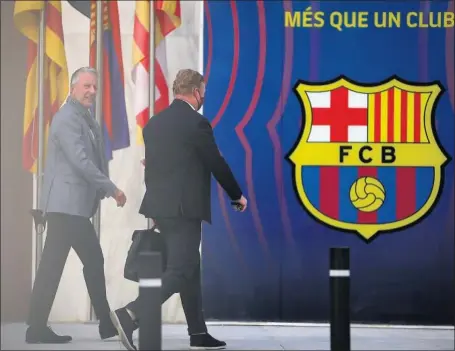  ??  ?? Rob Jansen y Ronald Koeman llegan a las oficinas del Barcelona sobre las ocho de la tarde de ayer.