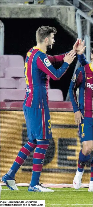  ??  ?? Piqué, Griezmann, De Jong i Pedri celebren un dels dos gols de Messi, ahir.