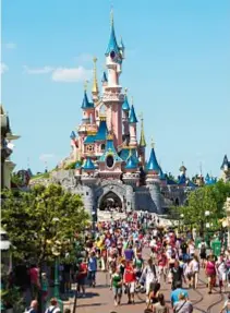  ??  ?? Il castello delle fiabe, a Disneyland­Paris. Dal 10 giugno apre una nuova attrazione dedicata ai supereroi.