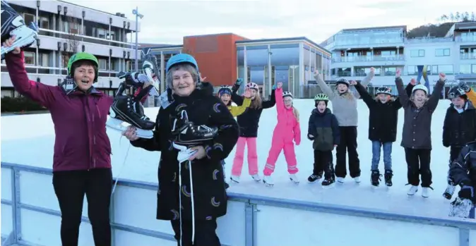  ??  ?? Nå kan barn og unge som ikke har egne skøyter få lånt de hos «Bua-lyngdal» som Monda Fredbo og Beate Johnsen ved Lyngdal frivilligs­entral har ansvar for.