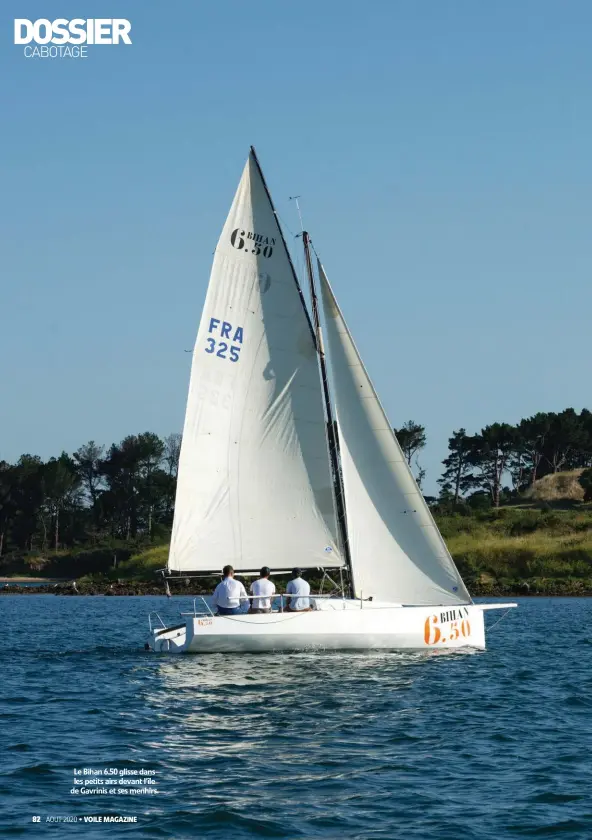  ??  ?? Le Bihan 6.50 glisse dans les petits airs devant l’île de Gavrinis et ses menhirs.