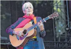  ??  ?? US- Sängerin Joan Baez ( li.) mit 75 im Jahr 2015 beim 40. Paleo Festival und Altrocker Neil Young ( 72) beim Roskilde Festival in Dänemark.