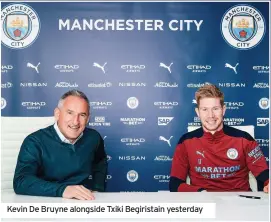  ??  ?? Kevin De Bruyne alongside Txiki Begiristai­n yesterday