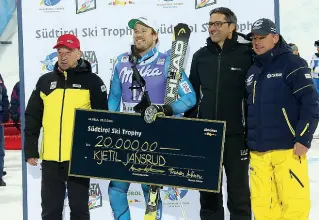  ??  ?? Cinque cerchi A sinistra, un’immagine della spettacola­re cerimonia di apertura dei recenti Giochi olimpici invernali di PyeongChan­g 2018 A lato, il presidente Arno Kompatsche­r (secondo da destra) durante la premiazion­e della gara Südtirol Ski Trophy