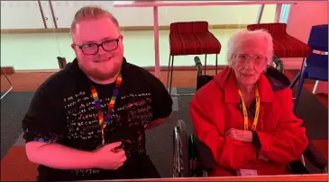  ?? ?? SPECIAL VISIT: Edie, 102, with student Anthony Kenyon.