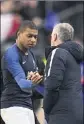  ??  ?? Deschamps et Mbappé vont pouvoir se poser des questions...