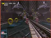  ??  ?? » [Dreamcast] Amy can only temporaril­y disable Zero with attacks, so running away is the better strategy.» [Dreamcast] Just as in the 2D Sonic games, getting hit results in a loss of rings, and getting hit with no rings will cost you a life.