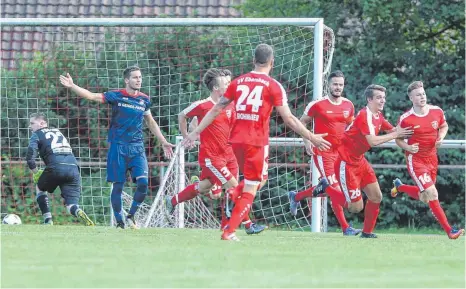  ?? FOTO: THOMAS SIEDLER ?? Es hat nicht sollen sein. Die Fußballer der TSG Hofherrnwe­iler (blaues Trikot) haben gegen Ebersbach keine Chance und so ziehen die Fußballer von der Fils in die nächste Runde im WFV-Pokal ein.