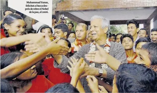  ?? Farjana K. Godhuly / AFP ?? Muhammad Yunus, felicitat a Dacca després de rebre el Nobel de la pau, el 2006.