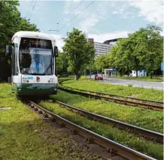  ?? Foto: Marcus Merk ?? Soll die Straßenbah­n vom bisher geplanten Haltepunkt Klinikum Augsburg bis nach Neusäß verlängert werden? Diese Frage wird zurzeit diskutiert.