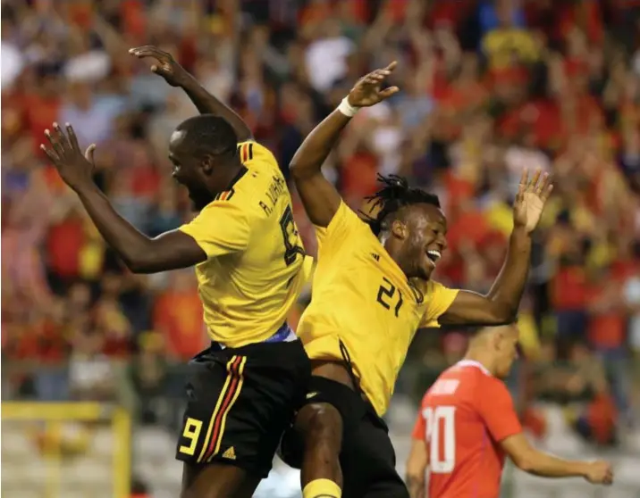  ??  ?? Romelu Lukaku en Michy Batshuayi bouwen een feestje nadat de Dortmundsp­its de 41 op het bord heeft geprikt.