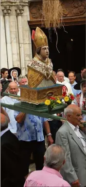  ?? (Photo doc V.-m.) ?? Comme le veut la tradition, chaque année, le buste de Saint Louis d’Anjou sera porté dans le centre ancien lors d’une procession.