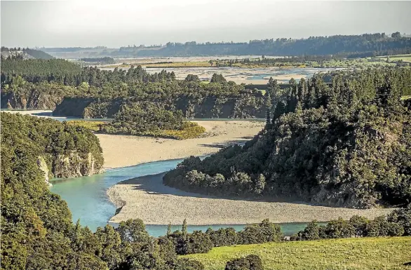  ?? JOHN KIRK-ANDERSON/STUFF ?? The Waimakarir­i River looks gorgeous from the TranzAlpin­e Express train.