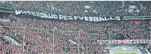  ?? FOTO: FALK JANNING ?? 2014: „Untergang des Fußballs“steht auf diesem Plakat der überwiegen­d ganz in Schwarz gekleidete­n Fortuna-Düsseldorf-Fans. Sie hatten es beim 2:2 gegen RB Leipzig ausgerollt.