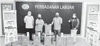  ??  ?? PERALATAN SANITASI: Pengerusi MPP Subzon 1 Haji Abdul Rahim (dua kiri) menerima peralatan sanitasi daripada Bashir sambil diperhatik­an Dr Fary (kanan) dan Ibrahim (kiri).