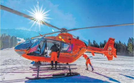  ?? FOTO: RALF LIENERT ?? Rettungshu­bschrauber Christoph 17 bei einem Einsatz in Oberjoch.