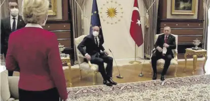  ?? REUTERS ?? Imagen
Von der Leyen, al margen de Michel y Erdogan, en la reunión de los dirigentes del martes en Ankara.