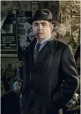  ??  ?? Rowan Atkinson beweist sich als beherzter Kommissar