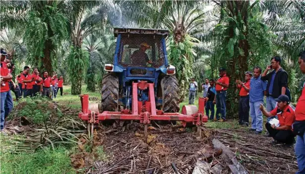  ??  ?? JENTERA Shakerator digunakan untuk kawasan rata dan
beralun.